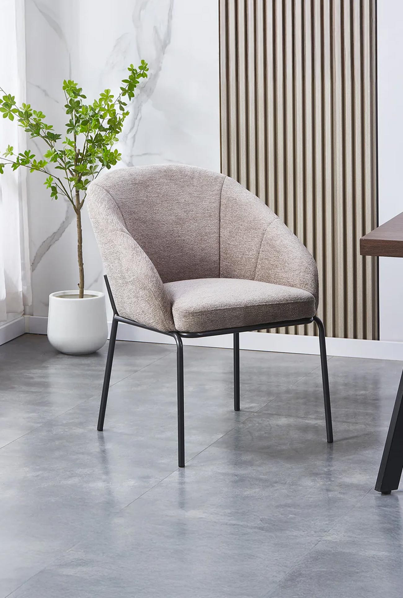 ESMA - Chaises de repas en tissu taupe, beige et pieds en métal noir - Mobilier Deco