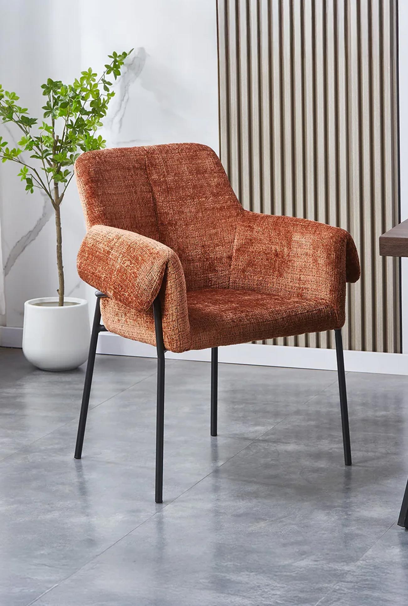SARA - Chaises de repas tissu noir, orange, gris, pieds en métal noir - Mobilier Deco