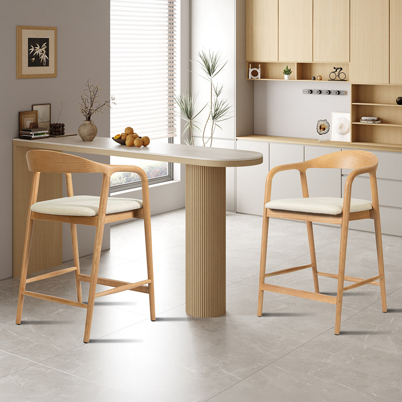 tabouret en tissu beige avec piètement en bois clair