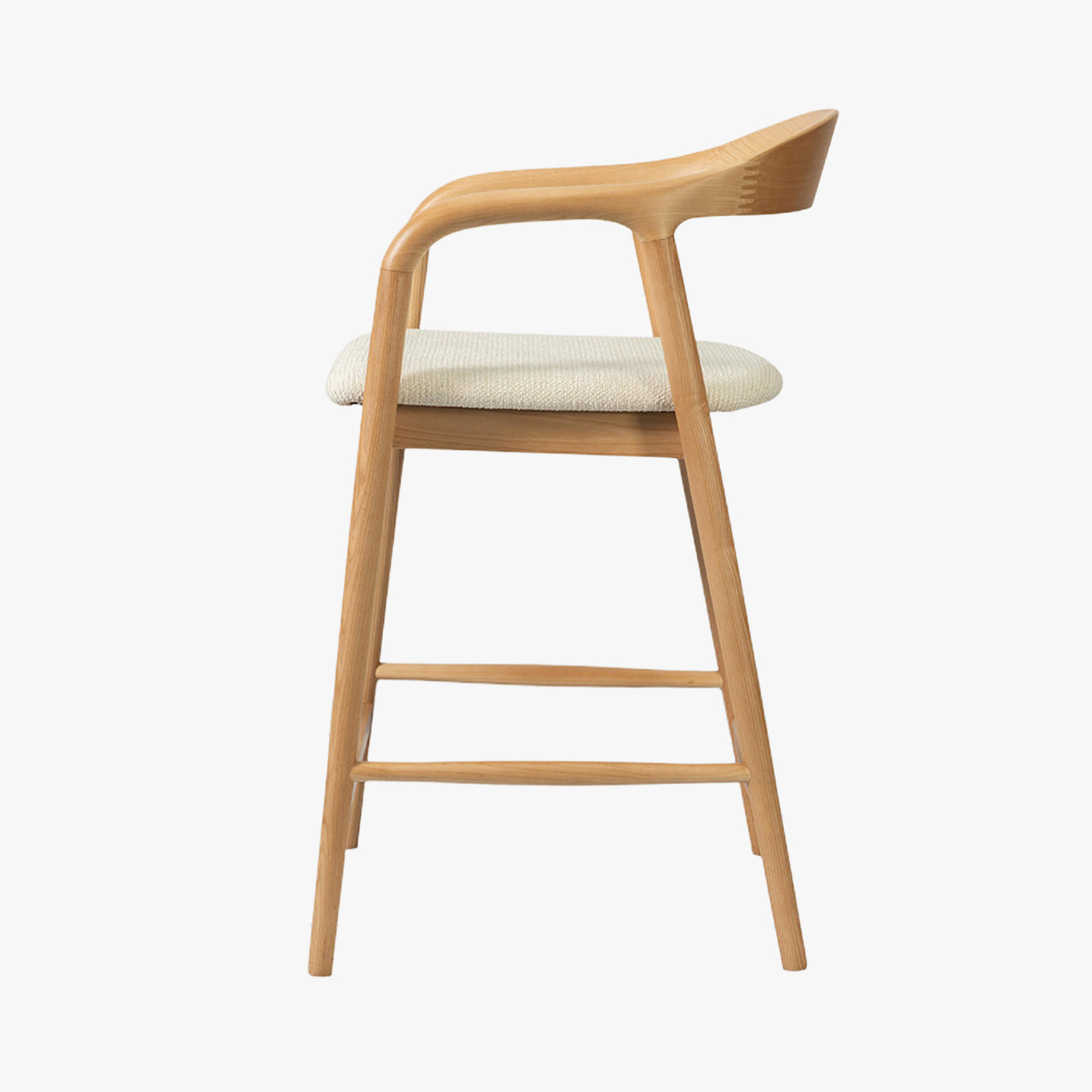 tabouret en tissu beige avec piètement en bois clair