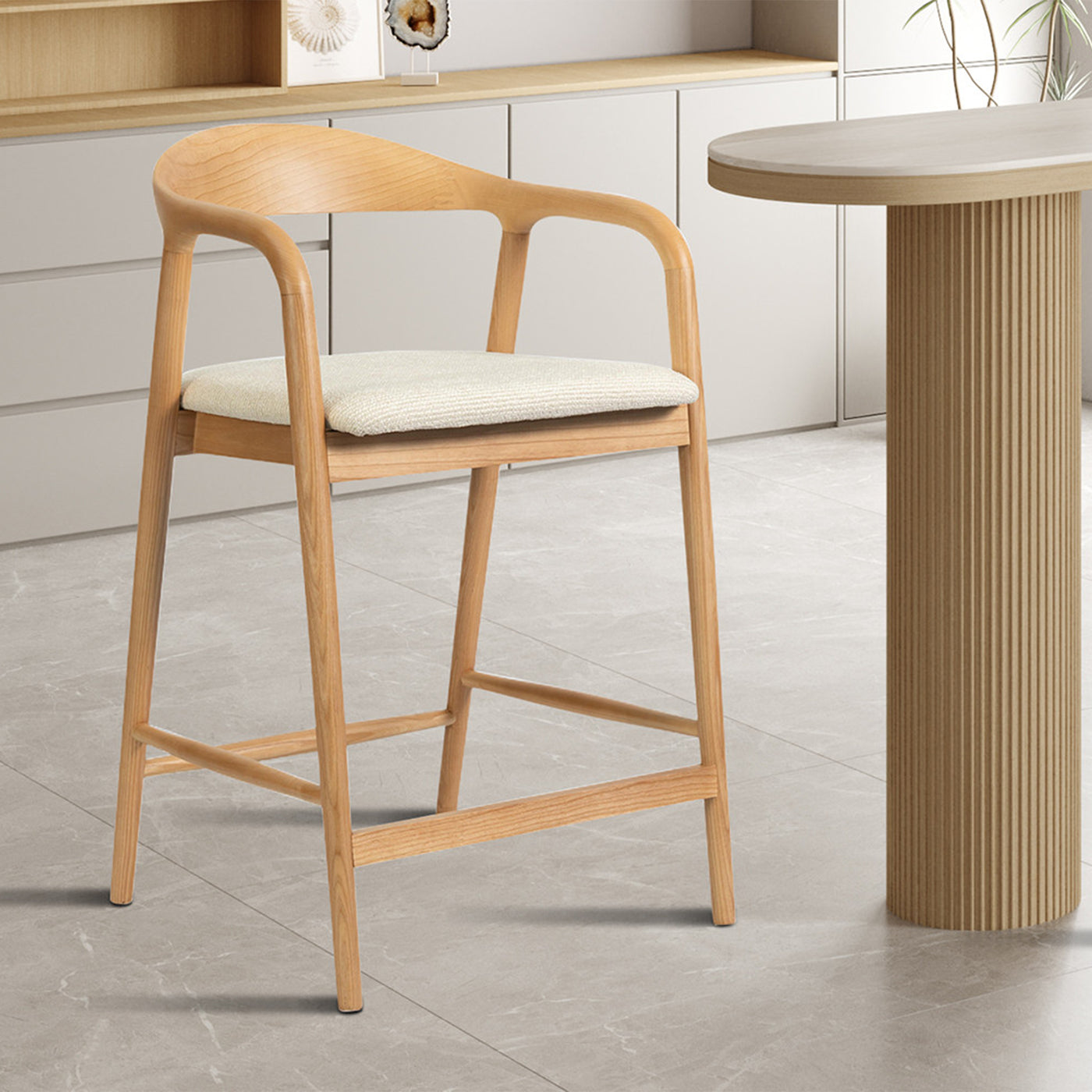 tabouret en tissu beige avec piètement en bois clair