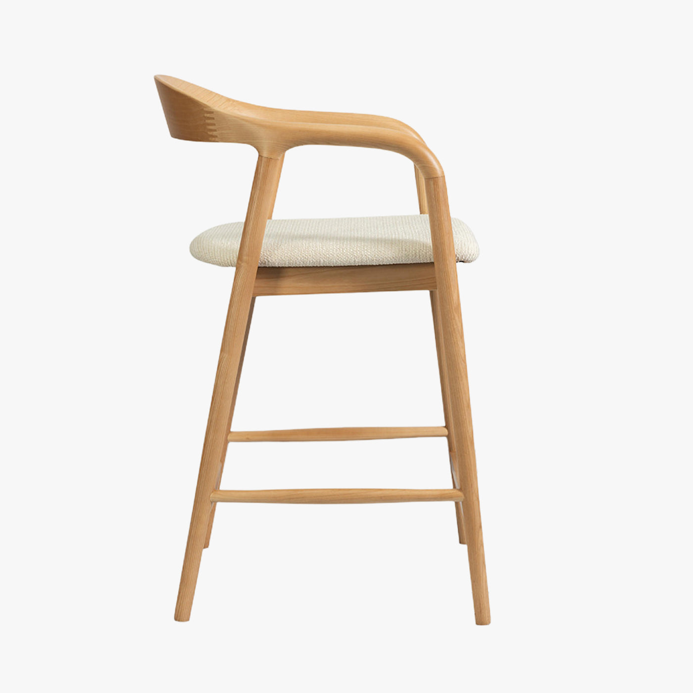 tabouret en tissu beige avec piètement en bois clair