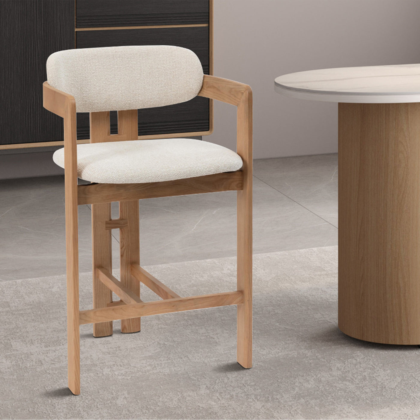 tabouret en tissu beige avec pieds en chêne massif couleur bois clair
