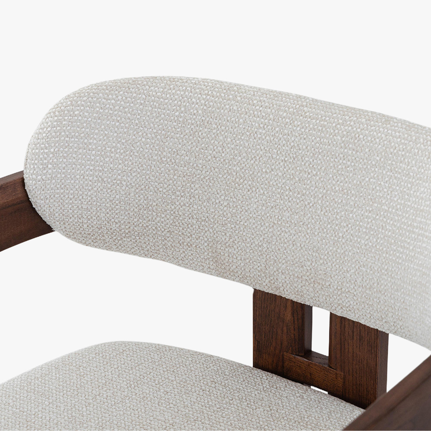 tabouret en tissu beige avec pieds en chêne massif couleur bois foncé