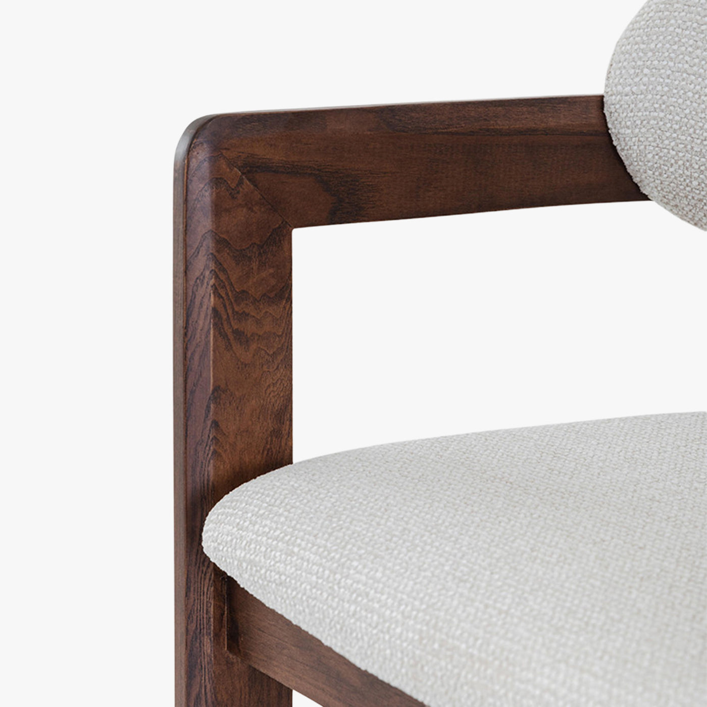 tabouret en tissu beige avec pieds en chêne massif couleur bois foncé