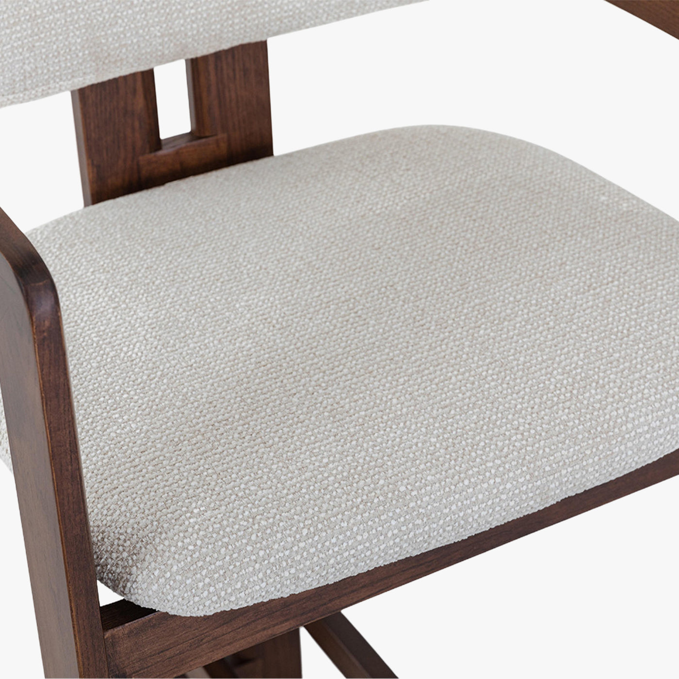 tabouret en tissu beige avec pieds en chêne massif couleur bois foncé