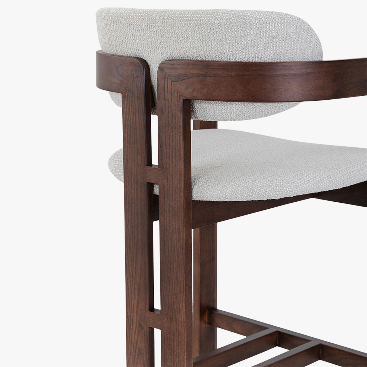 tabouret en tissu beige avec pieds en chêne massif couleur bois foncé