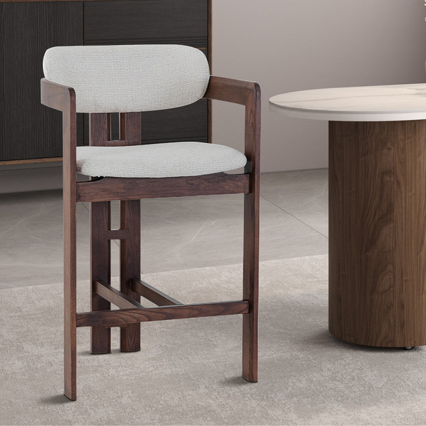 tabouret en tissu beige avec pieds en chêne massif couleur bois foncé