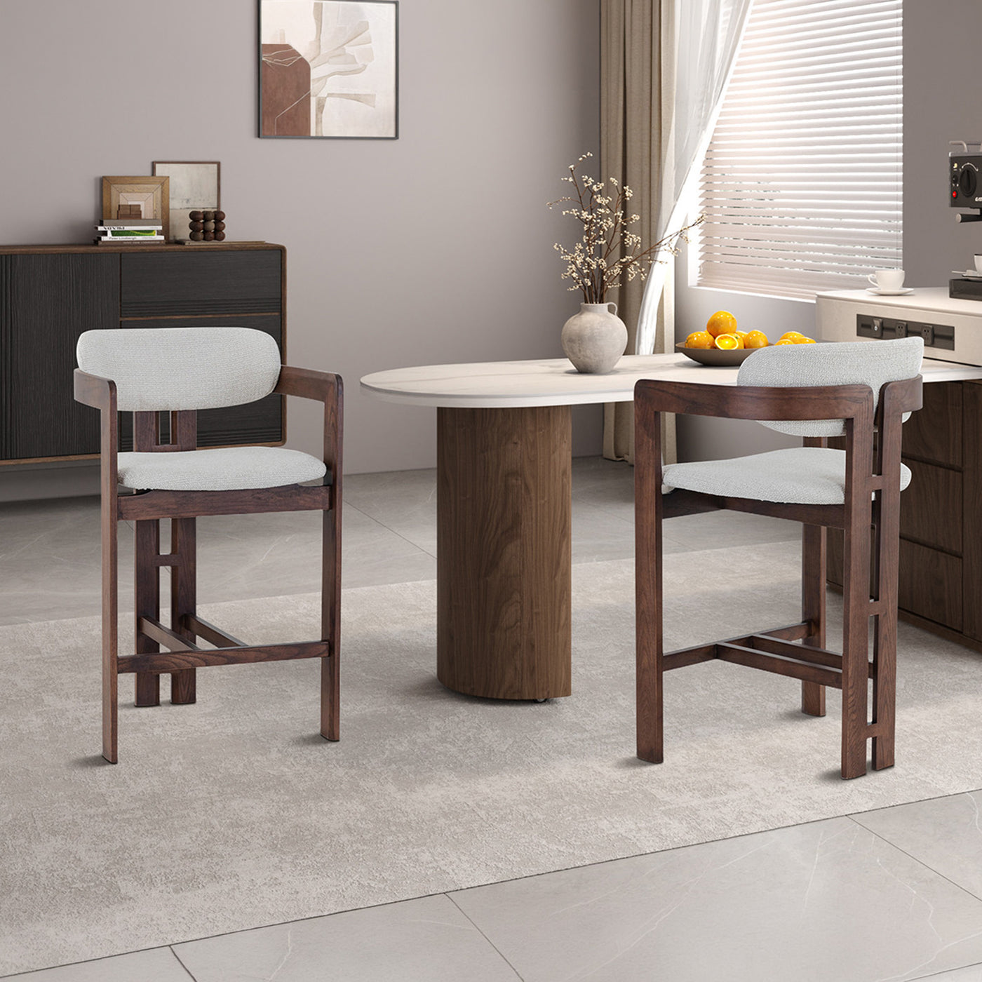 tabouret en tissu beige avec pieds en chêne massif couleur bois foncé