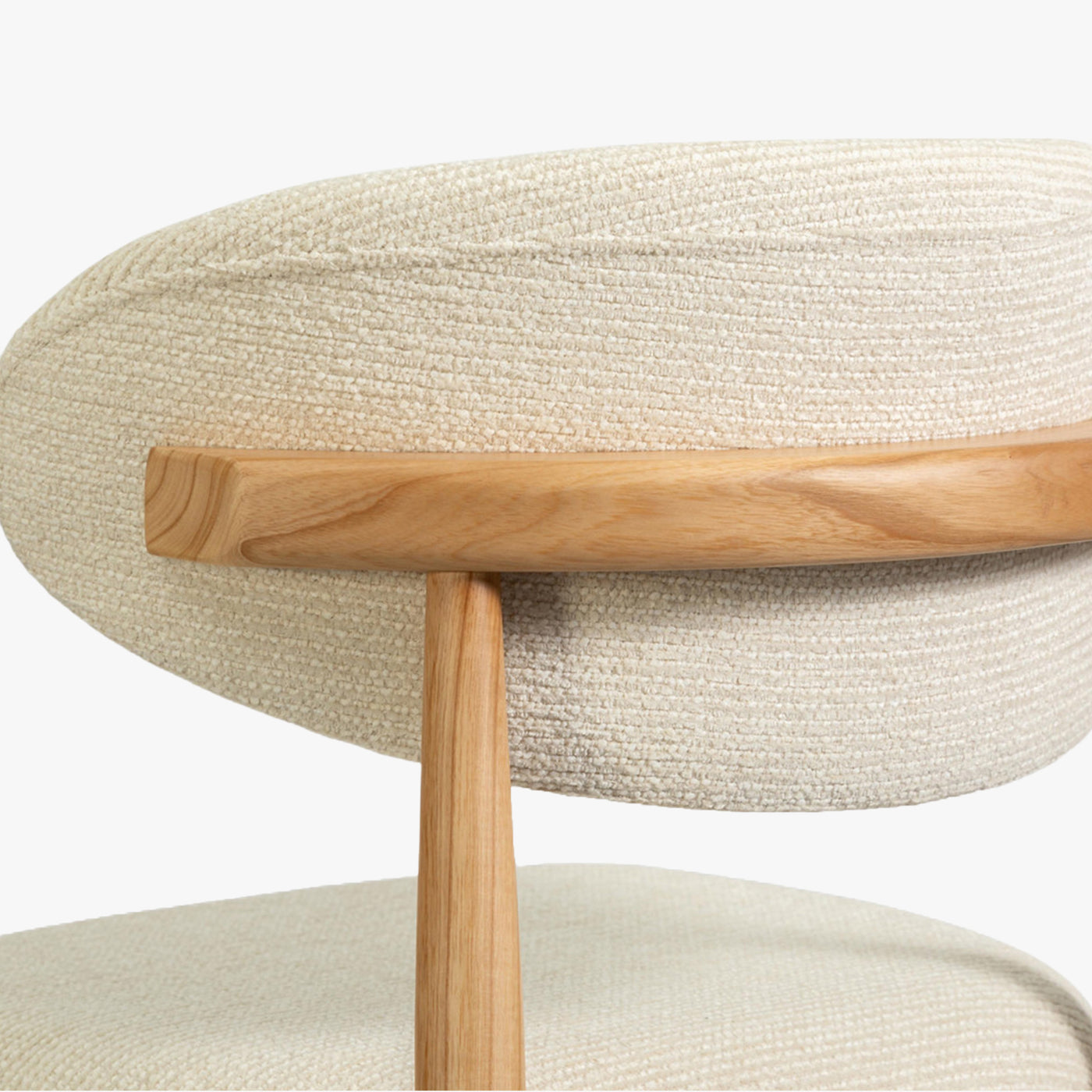 lot de 2 tabourets en tissu beige avec piètement en chêne massif couleur bois clair