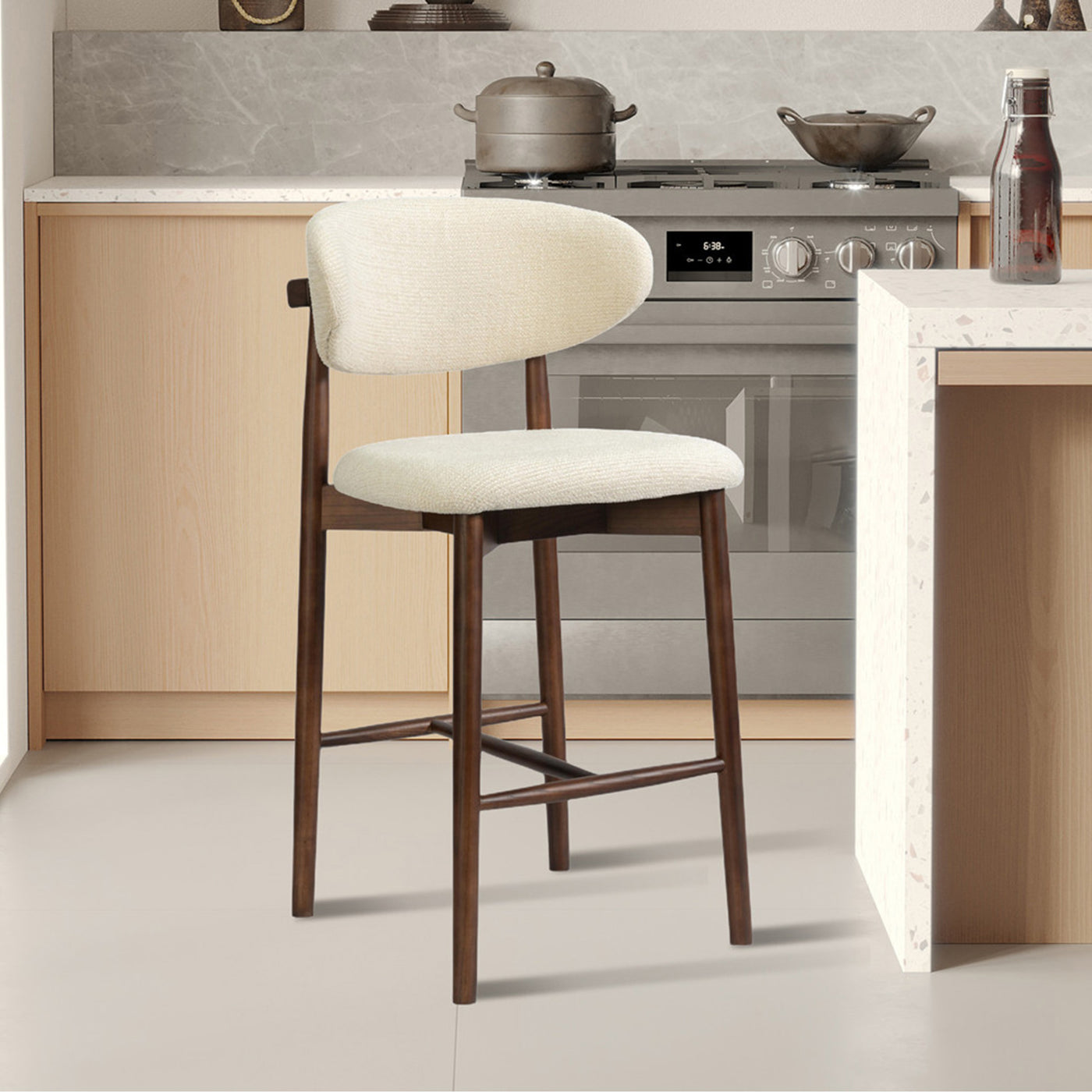 lot de 2 tabourets en tissu beige avec piètement en chêne massif couleur bois foncé
