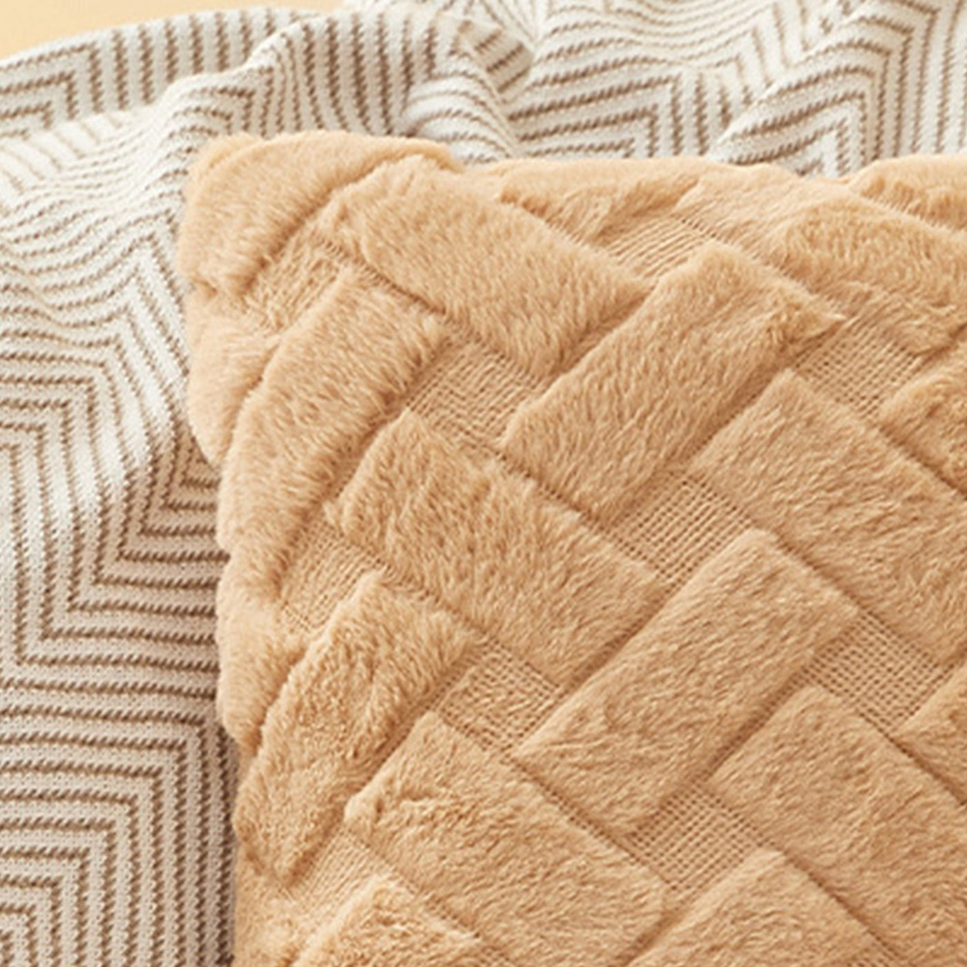 CAPRI Coussin carré en tissu à motifs camel 43x43 cm - Coussins - Mobilier Deco
