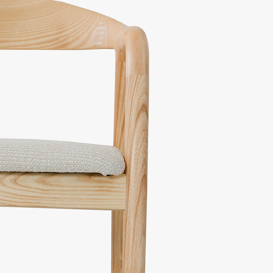 CLAIRE Chaise en tissu beige piètement en bois massif clair — aperçu vidéo