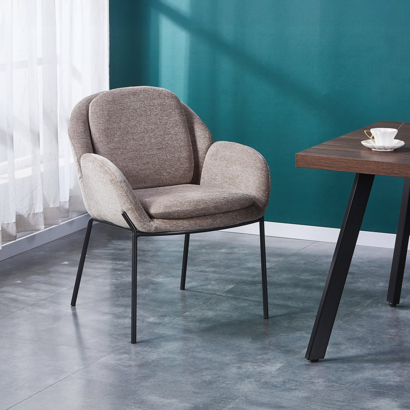 EYLA Chaise en tissu taupe pieds en métal noir - Chaise de repas - Mobilier Deco
