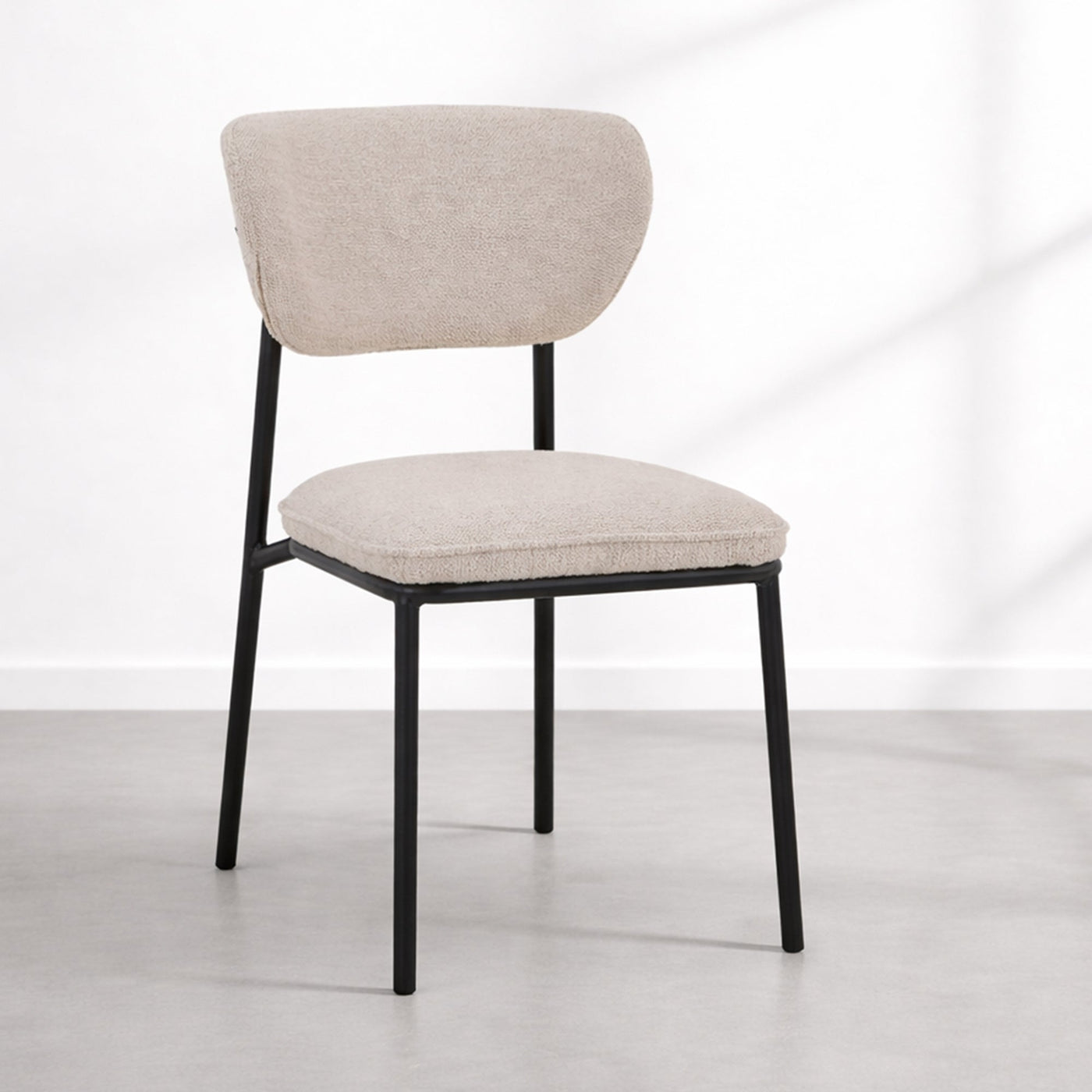 MILA NOIR Lot de 2 chaises en tissu beige piètement en métal noir - Chaise de repas - Mobilier Deco