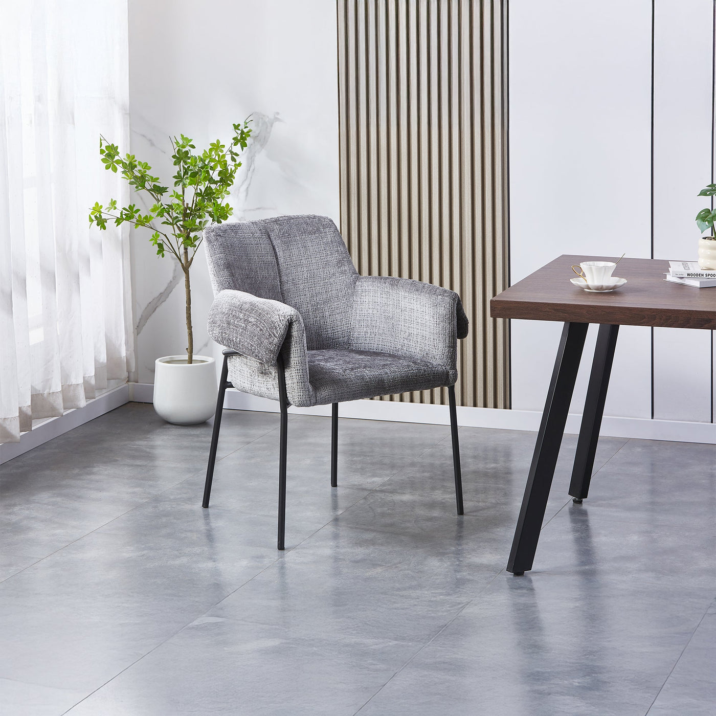 SARA Chaise en tissu gris clair pieds en métal noir - Chaise de repas - Mobilier Deco