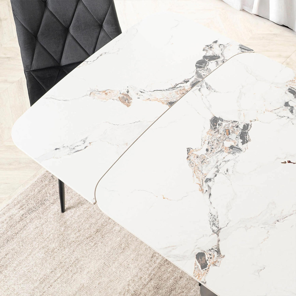STACY Table à manger extensible en céramique couleur marbre blanc pieds en métal noir 160-240 cm - Mobilier Deco