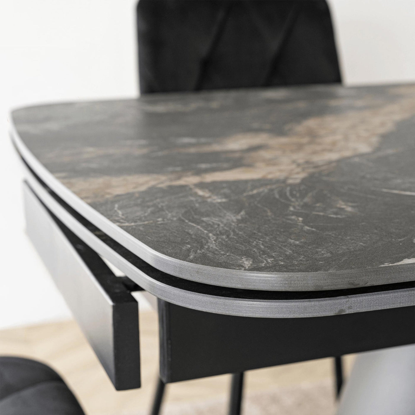 STACY Table à manger extensible en céramique couleur marbre noir pieds en métal 160-240 cm - Table à manger - Mobilier Deco